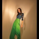 Alison Brie Instagram - Love this shoot for @lofficielliechtenstein 💜🖤 #somebodyiusedtoknow