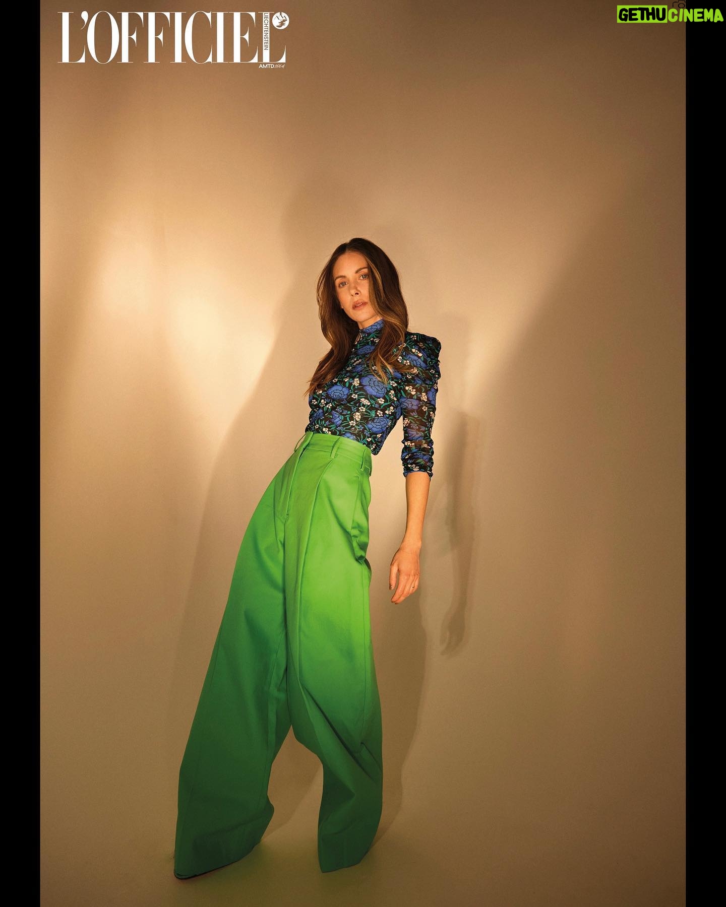 Alison Brie Instagram - Love this shoot for @lofficielliechtenstein 💜🖤 #somebodyiusedtoknow