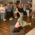 Alison Brie Instagram - My Apples wrap moves. Loved this crew so much i had to breakdance in appreciation!! (I use the term “breakdance” loosely) 🍎💕 (Feel free to do this when you finish watching the series) #applesneverfall
