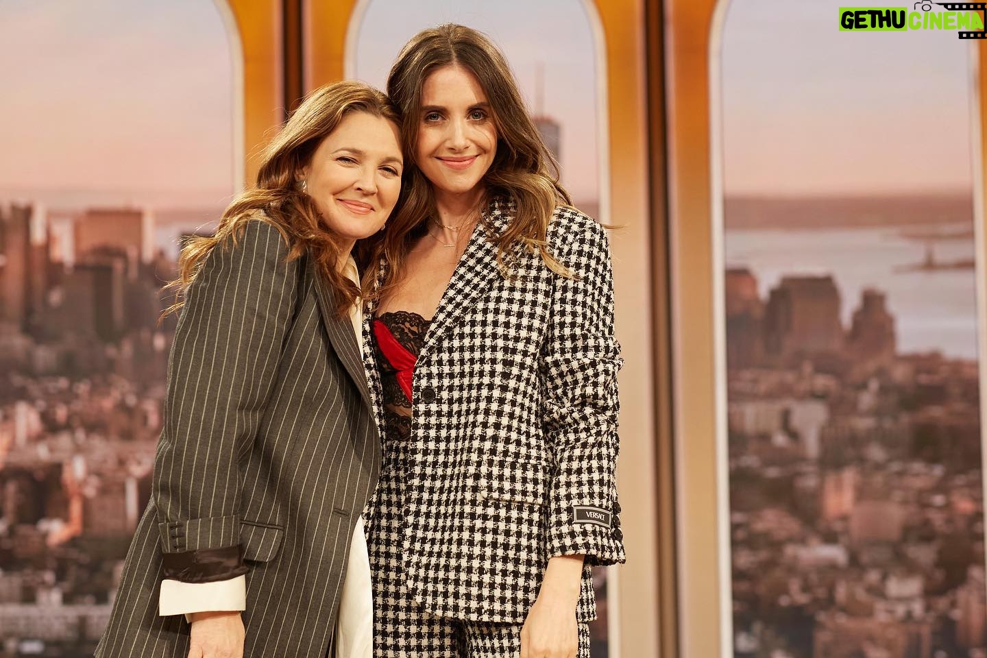 Alison Brie Instagram - Lots of love (and elegant suiting) on @thedrewbarrymoreshow today!! ❤️🔥 #somebodyiusedtoknow