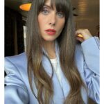 Alison Brie Instagram - This periwinkle princess will be on @bravowwhl tonight at 10pm! 😘💕👑 #applesneverfall