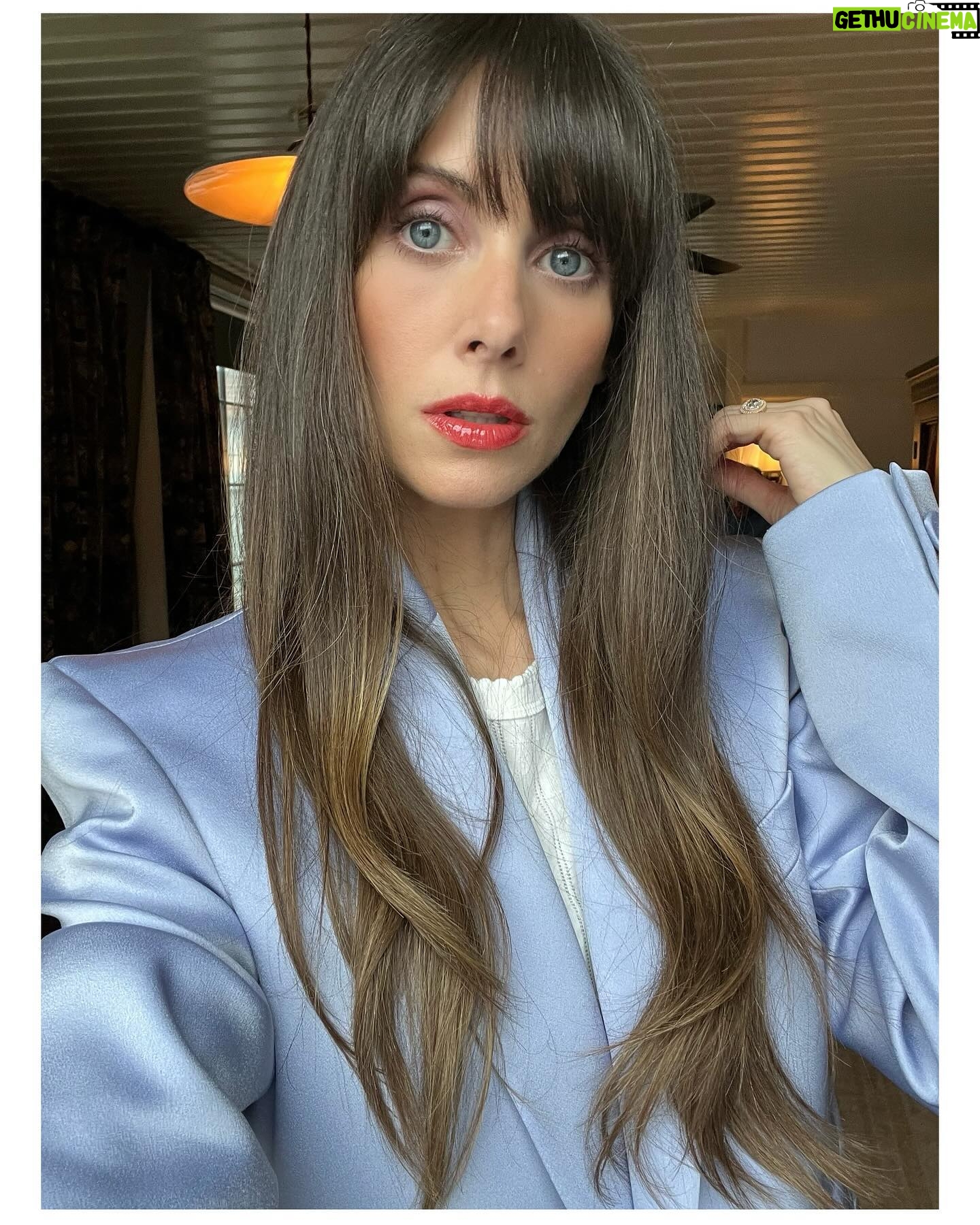 Alison Brie Instagram - This periwinkle princess will be on @bravowwhl tonight at 10pm! 😘💕👑 #applesneverfall