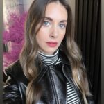 Alison Brie Instagram - 24hr Philly girl 🖤💚 #gobirds #somebodyiusedtoknow