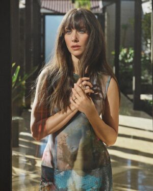 Alison Brie Instagram - PALM SPRINGS LIFE 🩵 MARCH 2024

March issue of @palmspringslifemagazine 
Photographer @dennisleupold 
Creative director @annakula
Editor-in-chief @cactusandfog
Stylist @erinwalshstyle
Styling assist @carlynrosario
Hair @tedgibson
Makeup @robrumseymua
Writer @lanikaps
Video @chad.vh
BTS @mayamjimenez
Location @naturalretreats