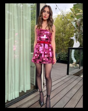 Alison Brie Instagram - It’s giving romance ❤️💗 #somebodyiusedtoknow