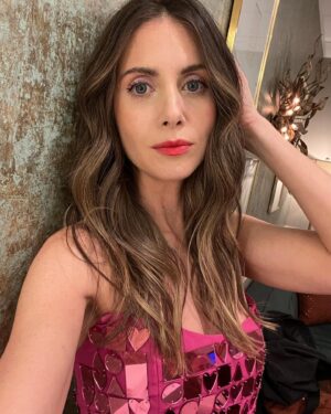 Alison Brie Instagram - It’s giving romance ❤️💗 #somebodyiusedtoknow