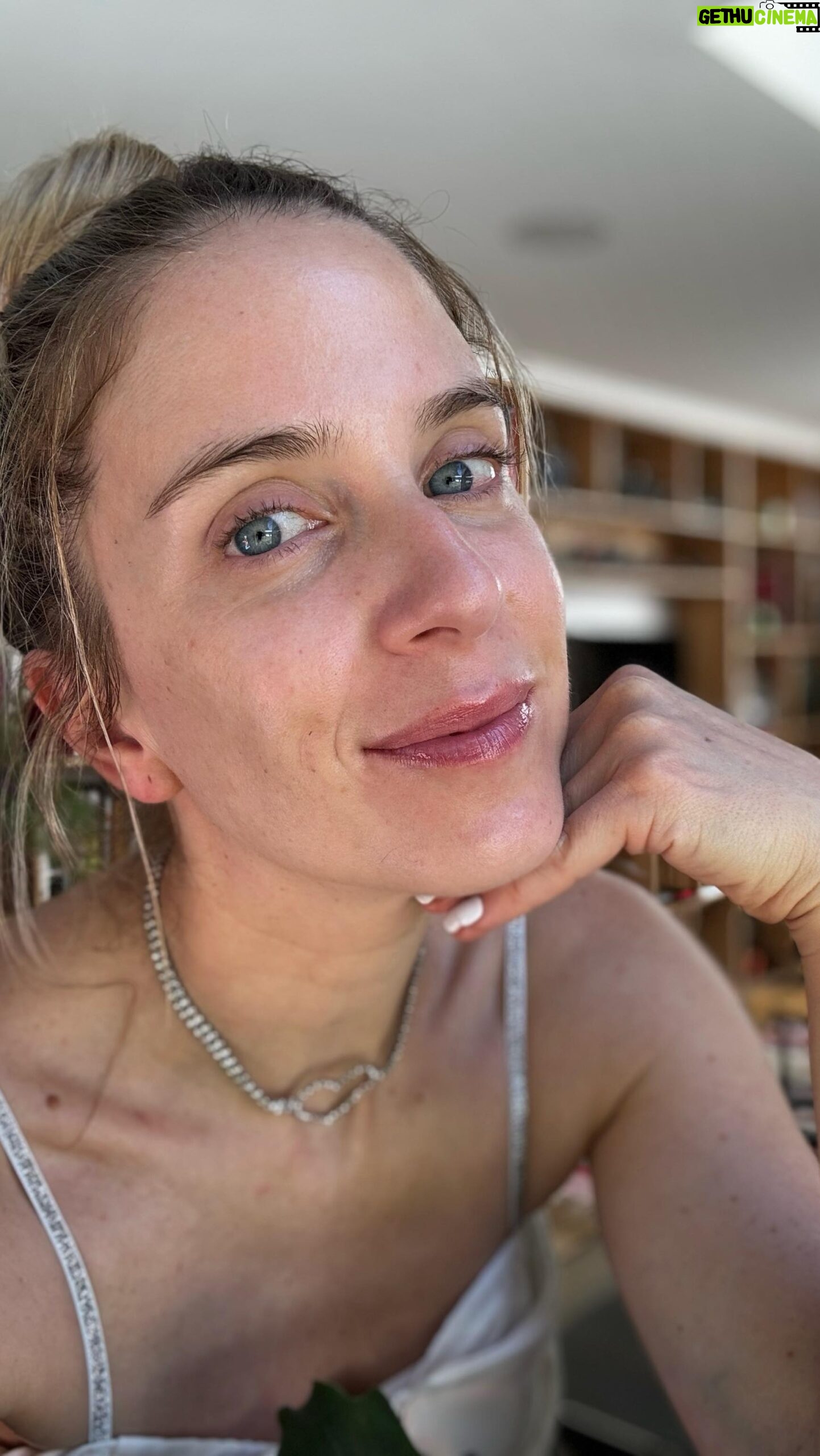 Alison Mandel Instagram - Los que tenemos pieles reactivas sabemos que en los momentos más nerviosos uno se transforma en 🍅 por este mes estaré haciendo una rutina de piel #antipigment con el elixir anti ojeras 😂 Quién más con pieles así ? @eucerincl #colaboracioneucerin #publicidad