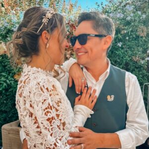 Alison Mandel Instagram - Ayer fue un hermoso día 🩷💜🩷 oye @pedroruminot te amo 🥰 
Felicidades bonitos 🌟 
@malyjorquiera 👰‍♀️ 💕 
@wenafreire 💝
@bestiadelcampo 
@fabriziocopano 
@pameleiva