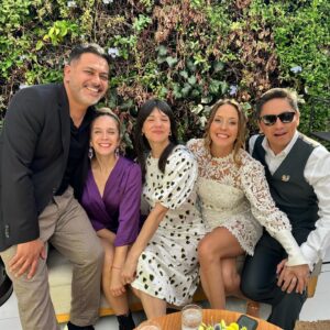 Alison Mandel Instagram - Ayer fue un hermoso día 🩷💜🩷 oye @pedroruminot te amo 🥰 
Felicidades bonitos 🌟 
@malyjorquiera 👰‍♀️ 💕 
@wenafreire 💝
@bestiadelcampo 
@fabriziocopano 
@pameleiva