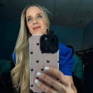 Alison Mandel Instagram - Yo quise ser Barbie comediante 💙🦋🤗 así que Aquí Todos los datos que me han preguntado ✨
Todo mi look estuvo a cargo de @paulamorenaza que hizo un trabajo impecable 🫶🏻💕 ella también decoró las zapatillas ✨✨✨ pegó cristal por cristal en unas zapatillas blancas básicas que compré yo en una multi tienda.
El short y top taaaan coquette lo hizo la máxima @javierajordan 🎀 con explicarle solo un concepto llegó a todo lo que quería ☺️
Mi maquillaje y pelo estuvo a cargo de la oneeee and only @linachiuminatto que es un sueño de rápida y talentosa 🌺
Las animaciones y dibujos los hizo @_nicolsilla_ que es animadora digital, ella jamás había trabajado en algo así pero yo amo sus dibujos así que le dije que siempre hay una primera vez en los grandes desafíos, diseñó las visuales y la gran @maria.jose.tapia las ordenó, detalló absolutamente todo lo faltante y operó desde una sala con total precisión.  Aquí quiero contar que la María José dijo “Yo le enseño a la Nicole y así ella después puede tomar el desafío completamente sola” y ahí yo le dije CONTRATAAAAADA. Me gusta generar espacios laborales a personas que creo que lo harían hermoso pero aún no han tenido la oportunidad 💪🏻🫶🏻
La @estricolor sacó todas estas fotos, ella con un talento impresionante ha sido la fotógrafa de TODO el festival.
🦋 Y la inspiración fue la Barbie Sirenita 🧜‍♀️ esa Barbie me la regaló mi abuelita cuando yo era pequeña y la amé siempre, la cuidé hasta que fui muy grande… de esta forma subí al escenario con un poco de mi abuelita 💙🦋