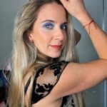 Alison Mandel Instagram - No se ni que decir de este hermoso maquillaje que me hizo la Maquita 🩵💜💙 @bylabeaute la cantidad de productos hermosos y brillitos que tiene es impactante. Vayan a ver sus trabajos de little pony 🥰🦄 que son de impacto. La fortuna mía de tener amigas talentosas.