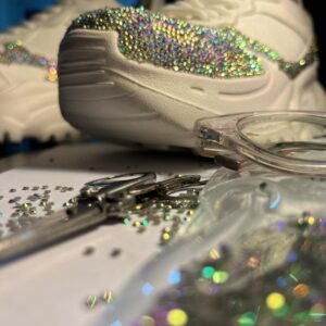 Alison Mandel Instagram - Yo quise ser Barbie comediante 💙🦋🤗 así que Aquí Todos los datos que me han preguntado ✨
Todo mi look estuvo a cargo de @paulamorenaza que hizo un trabajo impecable 🫶🏻💕 ella también decoró las zapatillas ✨✨✨ pegó cristal por cristal en unas zapatillas blancas básicas que compré yo en una multi tienda.
El short y top taaaan coquette lo hizo la máxima @javierajordan 🎀 con explicarle solo un concepto llegó a todo lo que quería ☺️
Mi maquillaje y pelo estuvo a cargo de la oneeee and only @linachiuminatto que es un sueño de rápida y talentosa 🌺
Las animaciones y dibujos los hizo @_nicolsilla_ que es animadora digital, ella jamás había trabajado en algo así pero yo amo sus dibujos así que le dije que siempre hay una primera vez en los grandes desafíos, diseñó las visuales y la gran @maria.jose.tapia las ordenó, detalló absolutamente todo lo faltante y operó desde una sala con total precisión.  Aquí quiero contar que la María José dijo “Yo le enseño a la Nicole y así ella después puede tomar el desafío completamente sola” y ahí yo le dije CONTRATAAAAADA. Me gusta generar espacios laborales a personas que creo que lo harían hermoso pero aún no han tenido la oportunidad 💪🏻🫶🏻
La @estricolor sacó todas estas fotos, ella con un talento impresionante ha sido la fotógrafa de TODO el festival.
🦋 Y la inspiración fue la Barbie Sirenita 🧜‍♀️ esa Barbie me la regaló mi abuelita cuando yo era pequeña y la amé siempre, la cuidé hasta que fui muy grande… de esta forma subí al escenario con un poco de mi abuelita 💙🦋