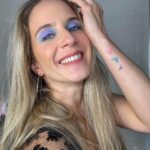 Alison Mandel Instagram - No se ni que decir de este hermoso maquillaje que me hizo la Maquita 🩵💜💙 @bylabeaute la cantidad de productos hermosos y brillitos que tiene es impactante. Vayan a ver sus trabajos de little pony 🥰🦄 que son de impacto. La fortuna mía de tener amigas talentosas.