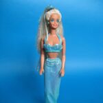 Alison Mandel Instagram - Yo quise ser Barbie comediante 💙🦋🤗 así que Aquí Todos los datos que me han preguntado ✨ Todo mi look estuvo a cargo de @paulamorenaza que hizo un trabajo impecable 🫶🏻💕 ella también decoró las zapatillas ✨✨✨ pegó cristal por cristal en unas zapatillas blancas básicas que compré yo en una multi tienda. El short y top taaaan coquette lo hizo la máxima @javierajordan 🎀 con explicarle solo un concepto llegó a todo lo que quería ☺️ Mi maquillaje y pelo estuvo a cargo de la oneeee and only @linachiuminatto que es un sueño de rápida y talentosa 🌺 Las animaciones y dibujos los hizo @_nicolsilla_ que es animadora digital, ella jamás había trabajado en algo así pero yo amo sus dibujos así que le dije que siempre hay una primera vez en los grandes desafíos, diseñó las visuales y la gran @maria.jose.tapia las ordenó, detalló absolutamente todo lo faltante y operó desde una sala con total precisión. Aquí quiero contar que la María José dijo “Yo le enseño a la Nicole y así ella después puede tomar el desafío completamente sola” y ahí yo le dije CONTRATAAAAADA. Me gusta generar espacios laborales a personas que creo que lo harían hermoso pero aún no han tenido la oportunidad 💪🏻🫶🏻 La @estricolor sacó todas estas fotos, ella con un talento impresionante ha sido la fotógrafa de TODO el festival. 🦋 Y la inspiración fue la Barbie Sirenita 🧜‍♀️ esa Barbie me la regaló mi abuelita cuando yo era pequeña y la amé siempre, la cuidé hasta que fui muy grande… de esta forma subí al escenario con un poco de mi abuelita 💙🦋