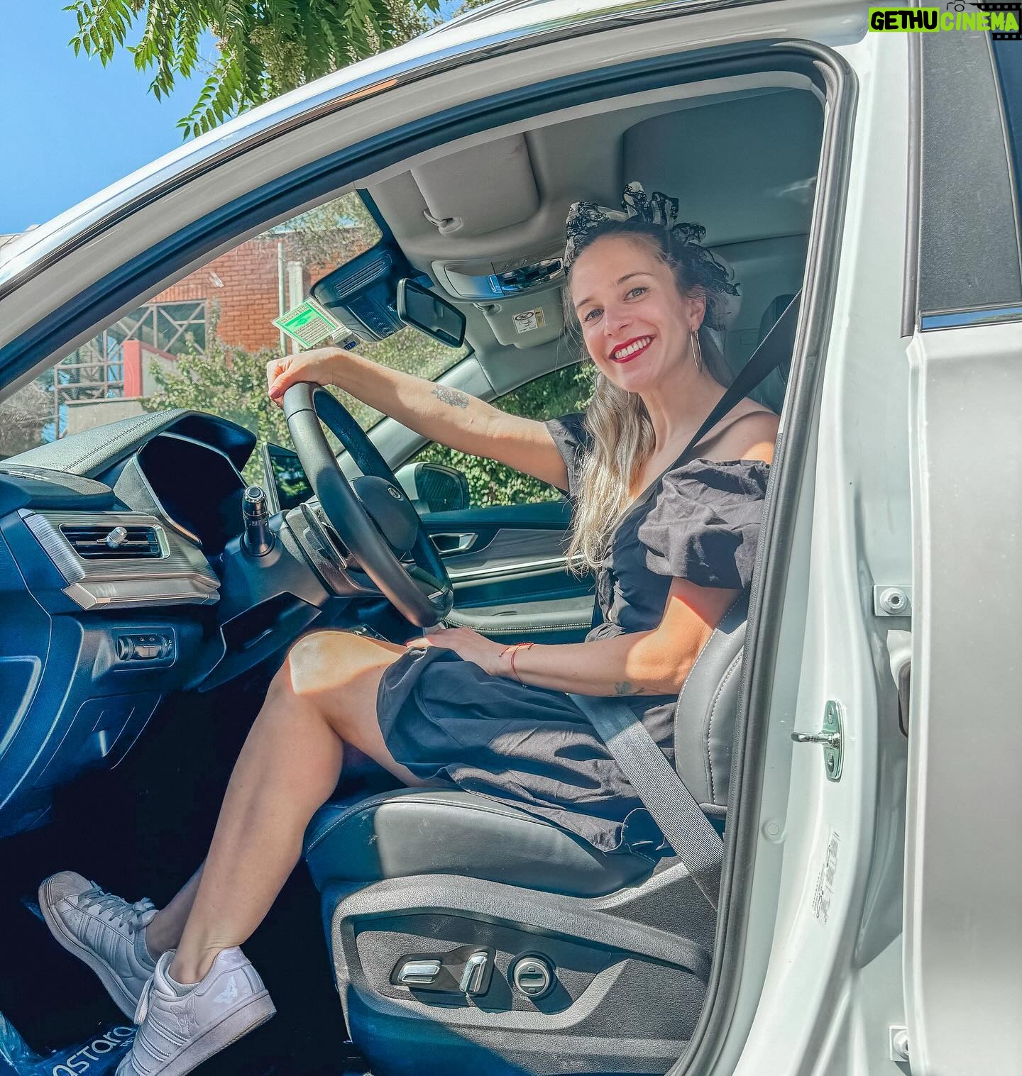 Alison Mandel Instagram - Tirando pinta con mi Chery Tiggo 8 pro, la media naveeee 😂 @chery_chile Perdón el tema bueno que les puse… #publicidad