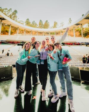 Alison Mandel Instagram - Ahora mi post de agradecimiento a este equipo de ensueño 🥹🥰🩷 
Mis amig@s 😭😭😭 que me apañaron de forma incondicional: 
@nicolasopazo mi amigo desde hace tanto que hizo de productor, manager, coordinador 🩷💕💜un trabajo impecable ☺️ te quiero y somos buenísima dupla Antonella, y estoy tan feliz por tus buenas decisiones.
Mi @chiquiaguayo que haría yo sin ti ? Gracias por tus palabras, por tu claridad, por lo compañeras que somos y por tu emoción te ailovyu sou mach. Sin ese abrazo de la mañana yo no me subo a naraaa. 
@lapaulsen cocococoococo te amo, alegraste esta aventura de principio a fin, así como alegras mi vida hace tantos años, todos me comentaron que eres tan graciosa y espontánea y yo con orgullo digo “es demasiado increíble mi cococococo”
@basauri organizaste todo y esos cintillos 🌺 dios mío santo señor 🩷🩷🩷 tanta prolijidad y belleza, que bueno que me acompañaste con tu chiste corto que me tuvo riendo todos estos días… eres seca guardando secretos e interpretando caras 😂😂😂
@macatondreauc fuiste de mi staff cuando podrías haber estado en tantos lados más. Fuiste mi primera dama ☺️ que honor el mío. Me acompañas siempre en mis momentos importantes, te quiero mi sexy bombona💕 @bymaacaa tu energía tan hermosa 🤩 que me acompañó en todo y me recibiste en la quinta con ese abrazo 🤗
@edu_rego7 partimos trabajando juntos porque yo no sé decir que no 😂 y ahora nos acompañaste manteniendo una calma que se que no sentías 🙏🏻🥹 @alfalonxo y @iamdondani gracias por la confianza siempre 😭🥹🌺 los quiero debemos ir al paseo prometido este año 💕
@kamiloproductor gracias por la paciencia, acompañarnos y por el micrófono con brillitos ✨
@doctorahuesitos @marcebolivar @dj_acres @danilirad @vale_y_flo @francisco_leiva_rocuant mejor público o khe 😌 mis vecinos eran parte del público 😂😂😂 “mente, corazón y alma” gracias por venir esta noche, por su amistad, por todo el cariño, soy muy afortunada de tenerles en mi vida 😍 @vascontent gracias por conseguirse entradas y gritar así por mi 🙏🏻💕 

Gracias ☺️ por todo esto tan bonito.