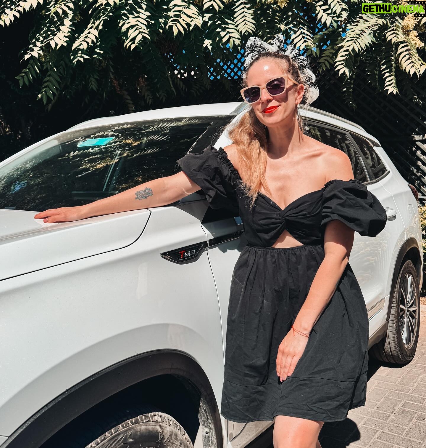 Alison Mandel Instagram - Tirando pinta con mi Chery Tiggo 8 pro, la media naveeee 😂 @chery_chile Perdón el tema bueno que les puse… #publicidad