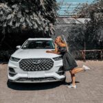 Alison Mandel Instagram - Tirando pinta con mi Chery Tiggo 8 pro, la media naveeee 😂 @chery_chile Perdón el tema bueno que les puse… #publicidad