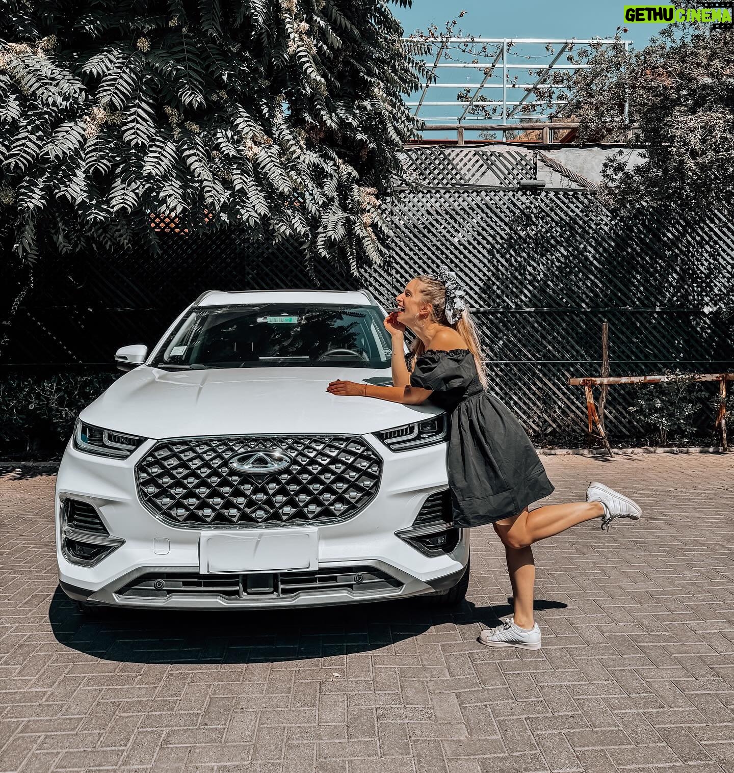 Alison Mandel Instagram - Tirando pinta con mi Chery Tiggo 8 pro, la media naveeee 😂 @chery_chile Perdón el tema bueno que les puse… #publicidad