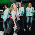 Alison Mandel Instagram - Ahora mi post de agradecimiento a este equipo de ensueño 🥹🥰🩷 Mis amig@s 😭😭😭 que me apañaron de forma incondicional: @nicolasopazo mi amigo desde hace tanto que hizo de productor, manager, coordinador 🩷💕💜un trabajo impecable ☺️ te quiero y somos buenísima dupla Antonella, y estoy tan feliz por tus buenas decisiones. Mi @chiquiaguayo que haría yo sin ti ? Gracias por tus palabras, por tu claridad, por lo compañeras que somos y por tu emoción te ailovyu sou mach. Sin ese abrazo de la mañana yo no me subo a naraaa. @lapaulsen cocococoococo te amo, alegraste esta aventura de principio a fin, así como alegras mi vida hace tantos años, todos me comentaron que eres tan graciosa y espontánea y yo con orgullo digo “es demasiado increíble mi cococococo” @basauri organizaste todo y esos cintillos 🌺 dios mío santo señor 🩷🩷🩷 tanta prolijidad y belleza, que bueno que me acompañaste con tu chiste corto que me tuvo riendo todos estos días… eres seca guardando secretos e interpretando caras 😂😂😂 @macatondreauc fuiste de mi staff cuando podrías haber estado en tantos lados más. Fuiste mi primera dama ☺️ que honor el mío. Me acompañas siempre en mis momentos importantes, te quiero mi sexy bombona💕 @bymaacaa tu energía tan hermosa 🤩 que me acompañó en todo y me recibiste en la quinta con ese abrazo 🤗 @edu_rego7 partimos trabajando juntos porque yo no sé decir que no 😂 y ahora nos acompañaste manteniendo una calma que se que no sentías 🙏🏻🥹 @alfalonxo y @iamdondani gracias por la confianza siempre 😭🥹🌺 los quiero debemos ir al paseo prometido este año 💕 @kamiloproductor gracias por la paciencia, acompañarnos y por el micrófono con brillitos ✨ @doctorahuesitos @marcebolivar @dj_acres @danilirad @vale_y_flo @francisco_leiva_rocuant mejor público o khe 😌 mis vecinos eran parte del público 😂😂😂 “mente, corazón y alma” gracias por venir esta noche, por su amistad, por todo el cariño, soy muy afortunada de tenerles en mi vida 😍 @vascontent gracias por conseguirse entradas y gritar así por mi 🙏🏻💕 Gracias ☺️ por todo esto tan bonito.