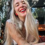 Alison Mandel Instagram - Dump de estos días (dump significa compartir imágenes aleatoriamente de tu galería sin necesidad que tengan relación entre sí) 1- ese día mi pelo andaba boni 2- Mi Anita que no es mi favorita (pero si es mi favorita) 3- @lollapaloozacl con @eucerincl 😂☀️🩷😻😍 que andaban repartiendo protector solar por todas partes ☀️☀️☀️ pondría que es #publicidad pero en realidad andaba en Lolla con mi foto 4 @danilirad protegida con Eucerin ☀️🩷 viendo al artista de la foto 5 🙌🏻 @dj_acres 6- se aman y se odian aiuuuda 7- Andaba boni insisto 8- Repetí la tenida 9- Pokémon Azoka 10- Una hermosa torta con mucho colorante 💙