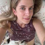 Alison Mandel Instagram - Dump de estos días (dump significa compartir imágenes aleatoriamente de tu galería sin necesidad que tengan relación entre sí) 1- ese día mi pelo andaba boni 2- Mi Anita que no es mi favorita (pero si es mi favorita) 3- @lollapaloozacl con @eucerincl 😂☀️🩷😻😍 que andaban repartiendo protector solar por todas partes ☀️☀️☀️ pondría que es #publicidad pero en realidad andaba en Lolla con mi foto 4 @danilirad protegida con Eucerin ☀️🩷 viendo al artista de la foto 5 🙌🏻 @dj_acres 6- se aman y se odian aiuuuda 7- Andaba boni insisto 8- Repetí la tenida 9- Pokémon Azoka 10- Una hermosa torta con mucho colorante 💙