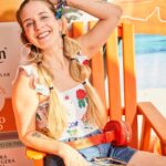 Alison Mandel Instagram - Dump de estos días (dump significa compartir imágenes aleatoriamente de tu galería sin necesidad que tengan relación entre sí) 1- ese día mi pelo andaba boni 2- Mi Anita que no es mi favorita (pero si es mi favorita) 3- @lollapaloozacl con @eucerincl 😂☀️🩷😻😍 que andaban repartiendo protector solar por todas partes ☀️☀️☀️ pondría que es #publicidad pero en realidad andaba en Lolla con mi foto 4 @danilirad protegida con Eucerin ☀️🩷 viendo al artista de la foto 5 🙌🏻 @dj_acres 6- se aman y se odian aiuuuda 7- Andaba boni insisto 8- Repetí la tenida 9- Pokémon Azoka 10- Una hermosa torta con mucho colorante 💙