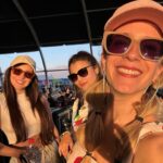 Alison Mandel Instagram - Dump de estos días (dump significa compartir imágenes aleatoriamente de tu galería sin necesidad que tengan relación entre sí) 1- ese día mi pelo andaba boni 2- Mi Anita que no es mi favorita (pero si es mi favorita) 3- @lollapaloozacl con @eucerincl 😂☀️🩷😻😍 que andaban repartiendo protector solar por todas partes ☀️☀️☀️ pondría que es #publicidad pero en realidad andaba en Lolla con mi foto 4 @danilirad protegida con Eucerin ☀️🩷 viendo al artista de la foto 5 🙌🏻 @dj_acres 6- se aman y se odian aiuuuda 7- Andaba boni insisto 8- Repetí la tenida 9- Pokémon Azoka 10- Una hermosa torta con mucho colorante 💙