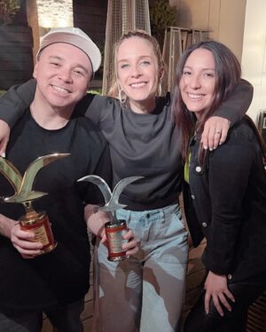 Alison Mandel Instagram - Ahora mi post de agradecimiento a este equipo de ensueño 🥹🥰🩷 
Mis amig@s 😭😭😭 que me apañaron de forma incondicional: 
@nicolasopazo mi amigo desde hace tanto que hizo de productor, manager, coordinador 🩷💕💜un trabajo impecable ☺️ te quiero y somos buenísima dupla Antonella, y estoy tan feliz por tus buenas decisiones.
Mi @chiquiaguayo que haría yo sin ti ? Gracias por tus palabras, por tu claridad, por lo compañeras que somos y por tu emoción te ailovyu sou mach. Sin ese abrazo de la mañana yo no me subo a naraaa. 
@lapaulsen cocococoococo te amo, alegraste esta aventura de principio a fin, así como alegras mi vida hace tantos años, todos me comentaron que eres tan graciosa y espontánea y yo con orgullo digo “es demasiado increíble mi cococococo”
@basauri organizaste todo y esos cintillos 🌺 dios mío santo señor 🩷🩷🩷 tanta prolijidad y belleza, que bueno que me acompañaste con tu chiste corto que me tuvo riendo todos estos días… eres seca guardando secretos e interpretando caras 😂😂😂
@macatondreauc fuiste de mi staff cuando podrías haber estado en tantos lados más. Fuiste mi primera dama ☺️ que honor el mío. Me acompañas siempre en mis momentos importantes, te quiero mi sexy bombona💕 @bymaacaa tu energía tan hermosa 🤩 que me acompañó en todo y me recibiste en la quinta con ese abrazo 🤗
@edu_rego7 partimos trabajando juntos porque yo no sé decir que no 😂 y ahora nos acompañaste manteniendo una calma que se que no sentías 🙏🏻🥹 @alfalonxo y @iamdondani gracias por la confianza siempre 😭🥹🌺 los quiero debemos ir al paseo prometido este año 💕
@kamiloproductor gracias por la paciencia, acompañarnos y por el micrófono con brillitos ✨
@doctorahuesitos @marcebolivar @dj_acres @danilirad @vale_y_flo @francisco_leiva_rocuant mejor público o khe 😌 mis vecinos eran parte del público 😂😂😂 “mente, corazón y alma” gracias por venir esta noche, por su amistad, por todo el cariño, soy muy afortunada de tenerles en mi vida 😍 @vascontent gracias por conseguirse entradas y gritar así por mi 🙏🏻💕 

Gracias ☺️ por todo esto tan bonito.