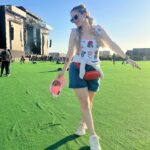 Alison Mandel Instagram - Dump de estos días (dump significa compartir imágenes aleatoriamente de tu galería sin necesidad que tengan relación entre sí) 1- ese día mi pelo andaba boni 2- Mi Anita que no es mi favorita (pero si es mi favorita) 3- @lollapaloozacl con @eucerincl 😂☀️🩷😻😍 que andaban repartiendo protector solar por todas partes ☀️☀️☀️ pondría que es #publicidad pero en realidad andaba en Lolla con mi foto 4 @danilirad protegida con Eucerin ☀️🩷 viendo al artista de la foto 5 🙌🏻 @dj_acres 6- se aman y se odian aiuuuda 7- Andaba boni insisto 8- Repetí la tenida 9- Pokémon Azoka 10- Una hermosa torta con mucho colorante 💙