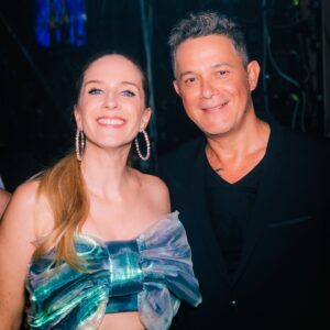 Alison Mandel Instagram - Más nada 😌 esperé paciente el momento y le pedí a un guardia si podía sacarme una foto con él pero el guardia me dijo “NOOO” así que retrocedí para no importunar….pero Alejandro Sanz le dijo “un momento que quiero saludarla” me dio un abrazo antes de salir al escenario y me dijo “Ya voy de camino a mirar tu show, es que te va a ir de maravillas”
Qué decirles ? Aparte de ser el increíble artista que ya sabemos es un encanto ☺️
Para ser justa con mis vecinos yo “decreté” esta foto y se cumplió 😂 era cosa de mente, corazón, alma nada más 😅 
La @estricolor 📸 estuvo muy pendiente de este momento 🙌🏻
@alejandrosanz 🫶🏻💕