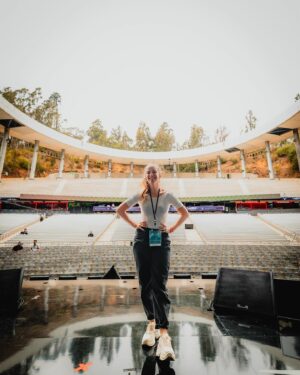 Alison Mandel Instagram - Lista la prueba de sonido 🥰🤩🩷 
Vamos con todo 💪🏻
Nos vemos en la noche
Estoy feliz, muy emocionada y tan agradecida de ustedes 😌 🤩 🙏🏻
📸 @estricolor