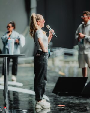 Alison Mandel Instagram - Lista la prueba de sonido 🥰🤩🩷 
Vamos con todo 💪🏻
Nos vemos en la noche
Estoy feliz, muy emocionada y tan agradecida de ustedes 😌 🤩 🙏🏻
📸 @estricolor