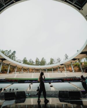 Alison Mandel Instagram - Lista la prueba de sonido 🥰🤩🩷 
Vamos con todo 💪🏻
Nos vemos en la noche
Estoy feliz, muy emocionada y tan agradecida de ustedes 😌 🤩 🙏🏻
📸 @estricolor