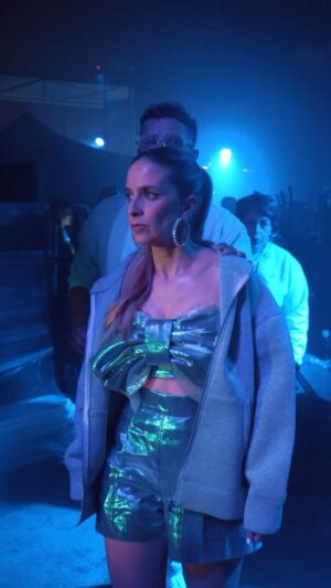 Alison Mandel Instagram - 😍😍😍😍😍😍😍😍🦋🦋🦋🦋🦋🦋🦋🦋🦋🦋🦋🥹🥹🥹🥹🥹🥹🥹 que nervios más grandes 🥹 que lindo resultado. 
Se vienen ahora tantas cosas hermosas.
Partiendo por show nuevo y partiendo por Concepción (ya se vendió más de la mitad del teatro 😭🩷💜) puedes conseguir tu entrada en el enlace de mi bio.
Video por @mal_radio_producciones