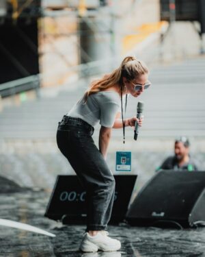 Alison Mandel Instagram - Lista la prueba de sonido 🥰🤩🩷 
Vamos con todo 💪🏻
Nos vemos en la noche
Estoy feliz, muy emocionada y tan agradecida de ustedes 😌 🤩 🙏🏻
📸 @estricolor