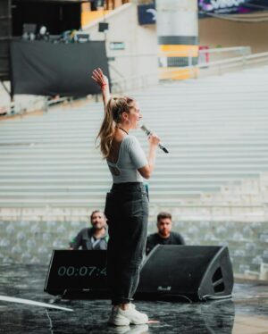 Alison Mandel Instagram - Lista la prueba de sonido 🥰🤩🩷 
Vamos con todo 💪🏻
Nos vemos en la noche
Estoy feliz, muy emocionada y tan agradecida de ustedes 😌 🤩 🙏🏻
📸 @estricolor