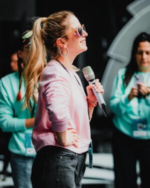 Alison Mandel Instagram - Lista la prueba de sonido 🥰🤩🩷 
Vamos con todo 💪🏻
Nos vemos en la noche
Estoy feliz, muy emocionada y tan agradecida de ustedes 😌 🤩 🙏🏻
📸 @estricolor