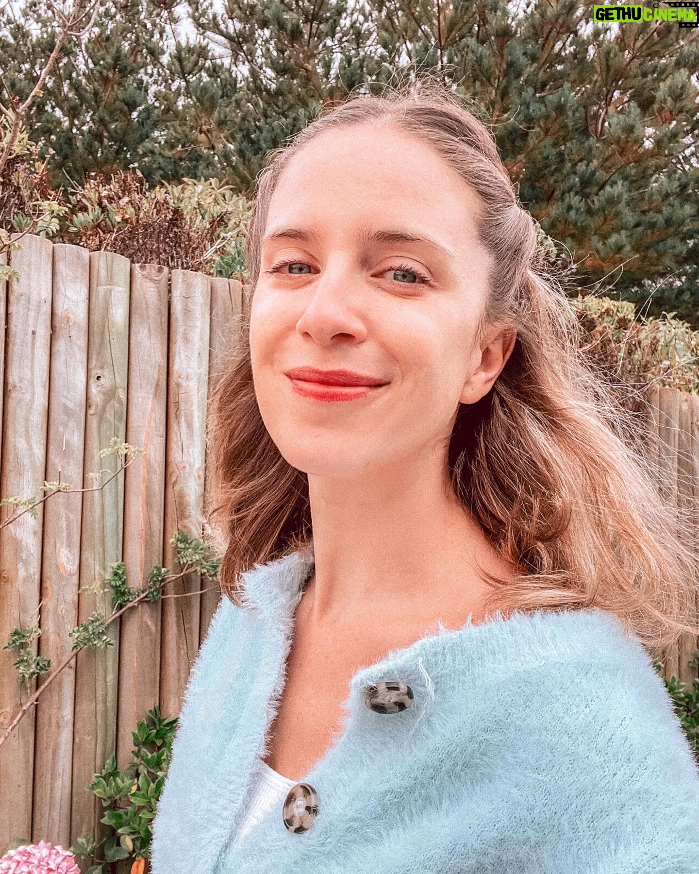Alison Mandel Instagram - Un #tbt de pelo a medio camino de crecer 💕💕💕 parece que lo quiero nuevamente