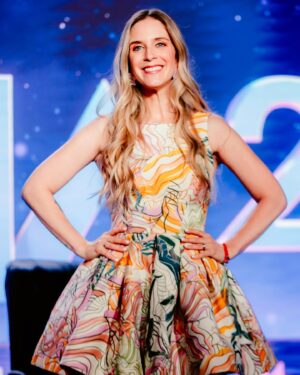 Alison Mandel Instagram - Ya estamos acá 💕💕💕💕💕
Muchas gracias ☺️ por todo el amor que he recibido ✨✨✨
Nos vemos mañana en el escenario 💚
Tengo la fortuna de andar con mis amig@s que me llenan de felicidad y que la @estricolor y todo su talento es la fotógrafa oficial del festival 🙌🏻