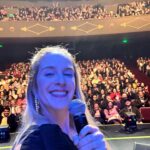Alison Mandel Instagram – Muchos shows, muchas emociones, mucho trabajo, mucho amor, muchas fotos, mucha gente viendo el nuevo show 🥹😭 les amo. Poco saben de la cantidad de emociones que pasan por mi cabeza y que algunos shows me cuesta mucho hacerlos pero ahí siempre están ustedes llenando todo y riendo y por eso les agradezco siempre. Son los mejores seguidores y público 🩵🙏🏻