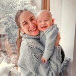 Alison Mandel Instagram - Agradezco ser mamá desde todas sus aristas 🩵💙🤍 y les mando un abrazo a todas quienes decidieron ser mamás biológicas, decidieron adoptar hijos, hacer suyos hijos de otra madre, y sobretodo a quienes han perdido a sus hijitos 🤍🤍🤍 han perdido embarazos que esperaban con ansias, están en proceso eterno de fertilidad y hoy no es un día feliz para ustedes; las abrazo a todas por su infinita resiliencia 🙏🏻🙏🏻🙏🏻 Ha sido una semana muy triste y la empatía que una siente por otras mamás solo reafirman que una vez que eres madre (y decides quedarte amando a tus hij@s) nunca vuelves a ser la persona que eras antes. En ti nace un amor que antes no habías sentido; es como si tu corazón se expandiera y nunca pudiera achicarse nuevamente y una parte de ti se termina porque dejas de ponerte en primer lugar para siempre estar atenta a lo que está sucediendo con tu hij@ Yo vivo la maternidad con un amor inconmensurable y con mucho temor a ratos pero siempre el amor es la única constante; Y el amor es algo que trasciende por eso es mi sentimiento favorito 💜🌟💙🩵🤍