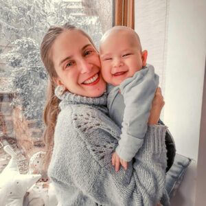 Alison Mandel Instagram - Agradezco ser mamá desde todas sus aristas 🩵💙🤍 y les mando un abrazo a todas quienes decidieron ser mamás biológicas, decidieron adoptar hijos, hacer suyos hijos de otra madre, y sobretodo a quienes han perdido a sus hijitos 🤍🤍🤍 han perdido embarazos que esperaban con ansias, están en proceso eterno de fertilidad y hoy no es un día feliz para ustedes; las abrazo a todas por su infinita resiliencia 🙏🏻🙏🏻🙏🏻
Ha sido una semana muy triste y la empatía que una siente por otras mamás solo reafirman que una vez que eres madre (y decides quedarte amando a tus hij@s) nunca vuelves a ser la persona que eras antes. En ti nace un amor que antes no habías sentido; es como si tu corazón se expandiera y nunca pudiera achicarse nuevamente y una parte de ti se termina porque dejas de ponerte en primer lugar para siempre estar atenta a lo que está sucediendo con tu hij@
Yo vivo la maternidad con un amor inconmensurable y con mucho temor a ratos pero siempre el amor es la única constante; Y el amor es algo que trasciende por eso es mi sentimiento favorito 💜🌟💙🩵🤍