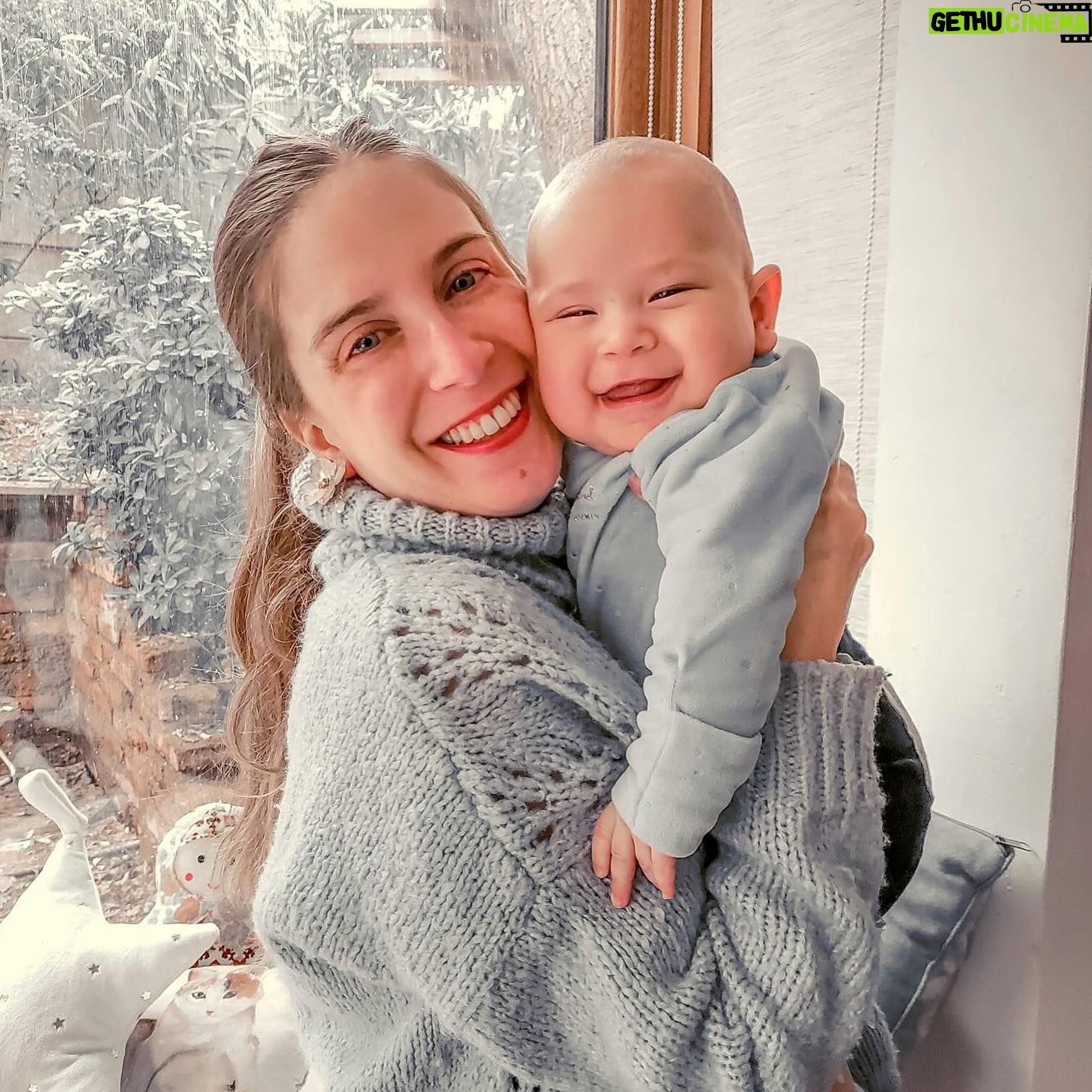 Alison Mandel - 62K Likes - Agradezco ser mamá desde todas sus aristas 🩵💙🤍 y les mando un abrazo a todas quienes decidieron ser mamás biológicas, decidieron adoptar hijos, hacer suyos hijos de otra madre, y sobretodo a quienes han perdido a sus hijitos 🤍🤍🤍 han perdido embarazos que esperaban con ansias, están en proceso eterno de fertilidad y hoy no es un día feliz para ustedes; las abrazo a todas por su infinita resiliencia 🙏🏻🙏🏻🙏🏻
Ha sido una semana muy triste y la empatía que una siente por otras mamás solo reafirman que una vez que eres madre (y decides quedarte amando a tus hij@s) nunca vuelves a ser la persona que eras antes. En ti nace un amor que antes no habías sentido; es como si tu corazón se expandiera y nunca pudiera achicarse nuevamente y una parte de ti se termina porque dejas de ponerte en primer lugar para siempre estar atenta a lo que está sucediendo con tu hij@
Yo vivo la maternidad con un amor inconmensurable y con mucho temor a ratos pero siempre el amor es la única constante; Y el amor es algo que trasciende por eso es mi sentimiento favorito 💜🌟💙🩵🤍