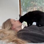 Alison Mandel Instagram – Qué es lo mejor de tener 1 gato 🐈⬛? Que también puedes tener 4 😂🥰🐈⬛🐈🐈🐈 me falta solo un gatito naranjo.
Recuerda reciclar ♻️ tú envase @mastercatchile para que puedan seguir haciendo casitas para el @santuarioemilia
Cuál de mis Michis es tu favorit@???
Yo tengo una y no diré porque es la Anita…