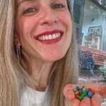 Alison Mandel Instagram – Esto fue como un sueño 💜💕 hacer una lluvia de colores de @mmschocolate.cl y luego verme en la obligación de comerlos 😋😋😋 que chocolate más perfecto es el M&M y ahora viene en este mini formato que es la medida justa 💕💕💕 la cosa es que me regalaron hartos para hacer esta #publicidad y si me los topo por ahí puedo compartir 2 😂😂😂😂😂
Ustedes también se esconden para comer chocolates?
