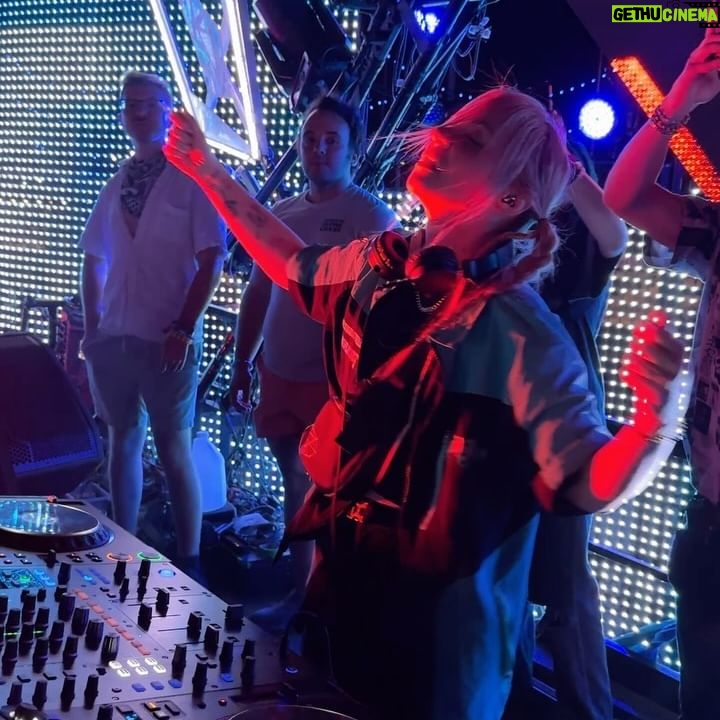 Alison Wonderland Instagram - Surprise techno set at edc last night. Tweeted about it that morning and look how many of you turned up holy hell. I have adopted all of you and I’m now your daddy. If you like this post it becomes official