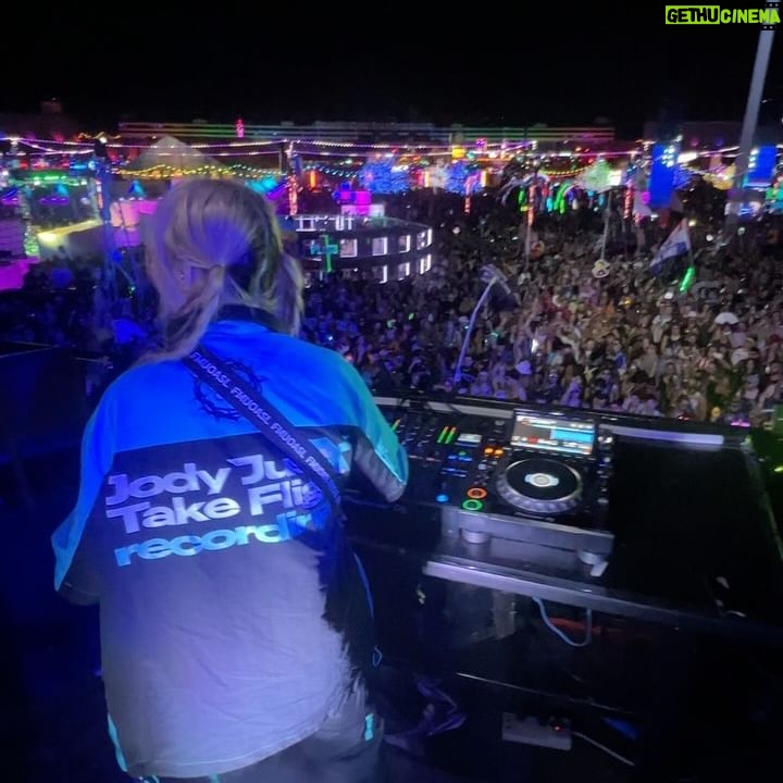 Alison Wonderland Instagram - Surprise techno set at edc last night. Tweeted about it that morning and look how many of you turned up holy hell. I have adopted all of you and I’m now your daddy. If you like this post it becomes official