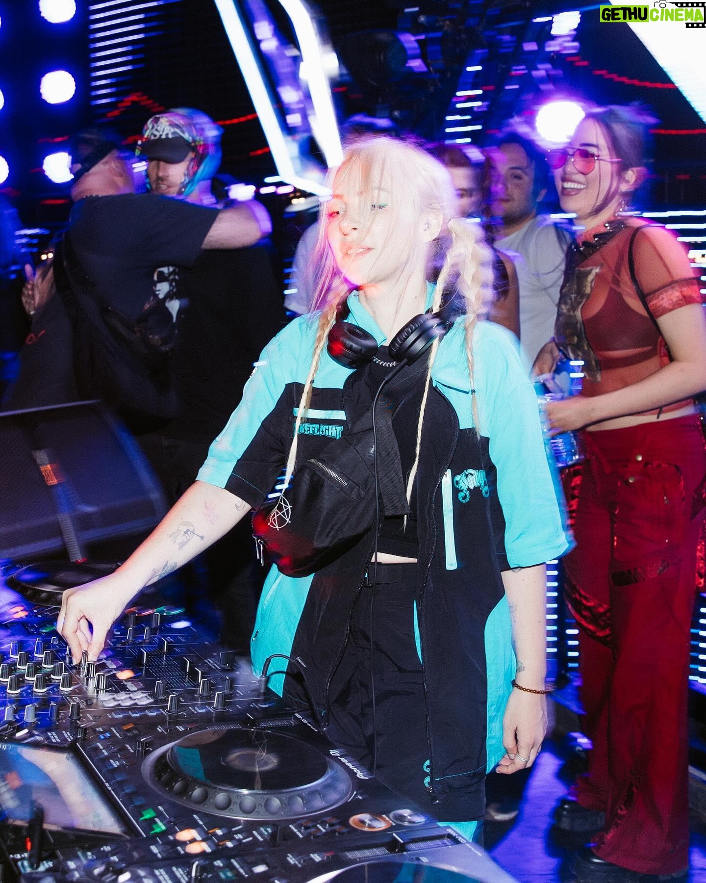 Alison Wonderland Instagram - Surprise techno set at edc last night. Tweeted about it that morning and look how many of you turned up holy hell. I have adopted all of you and I’m now your daddy. If you like this post it becomes official