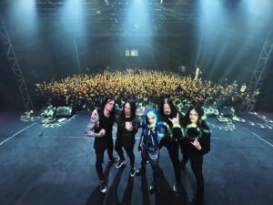 Alissa White-Gluz Instagram - Makasih banget Jakarta, Indonesia buat bikin kita ngerasa betah! Semoga gak perlu nunggu 15 tahun lagi buat balik!!! Cheers! 🇮🇩🤘🏻

#archenemy #jakarta #indonesia